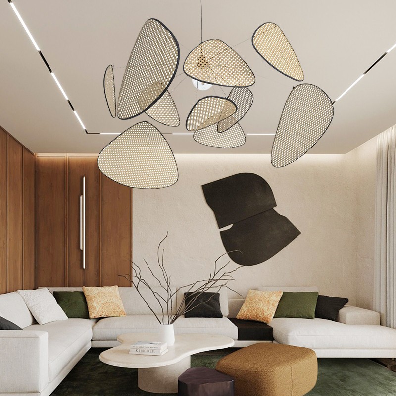 Rattanowa lampa wisząca nad częścią wypoczynkową w salonie