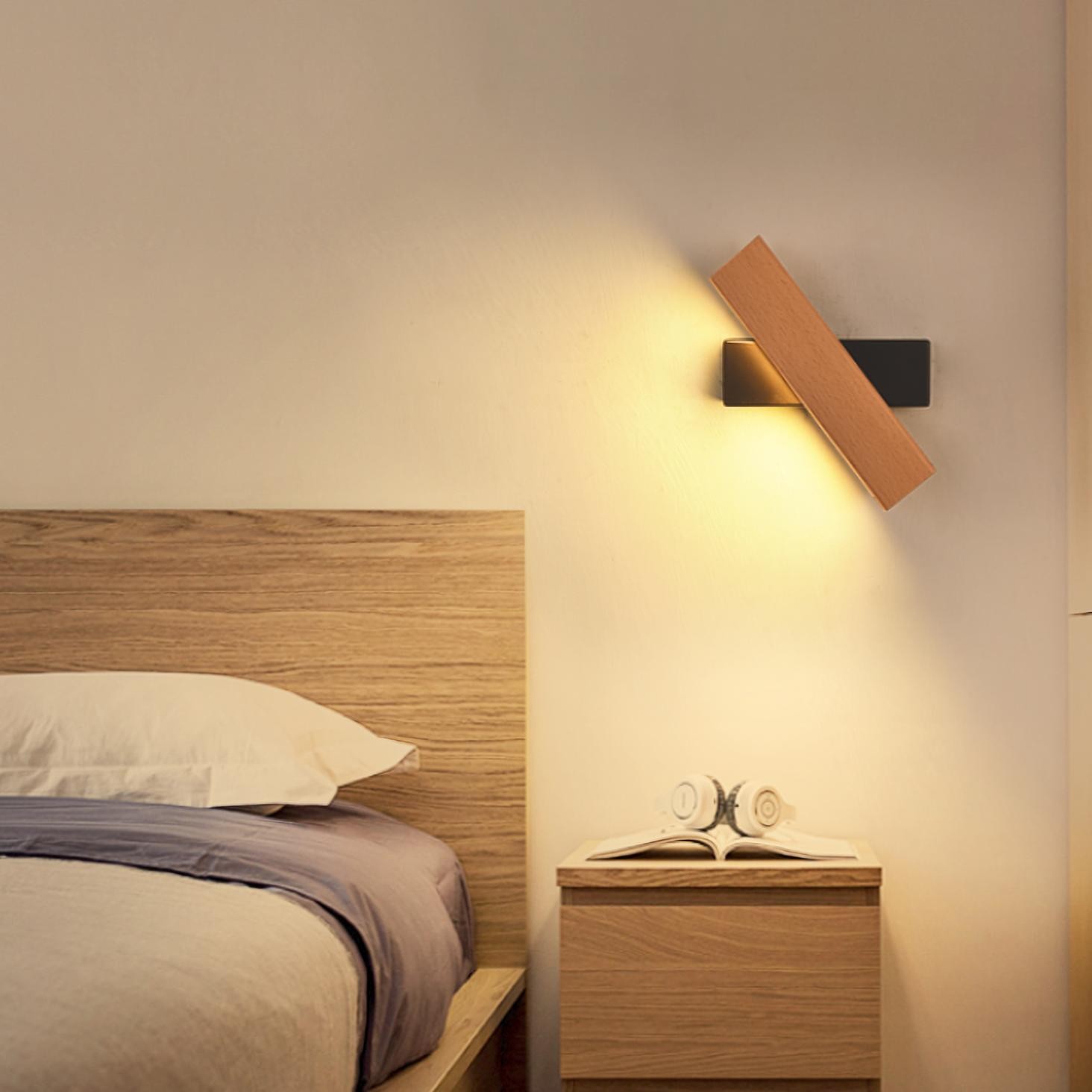 Verstellbare Wandleuchte neben dem Bett mit warmem Wandlicht