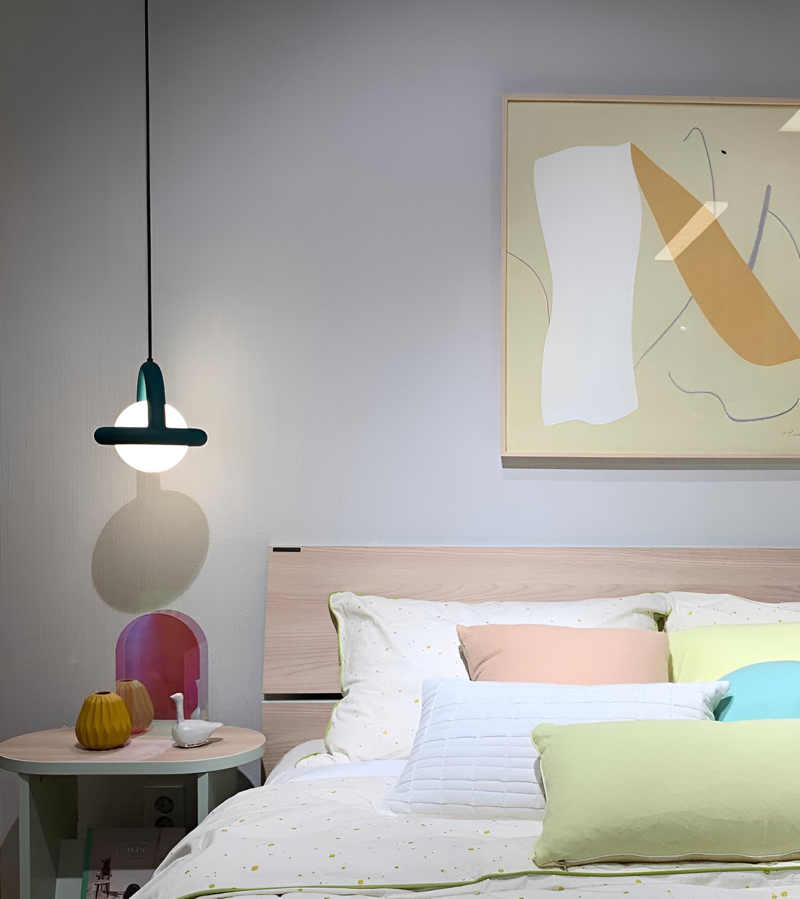 Lampa wisząca Nordic Cory zainstalowana przy łóżku w sypialni