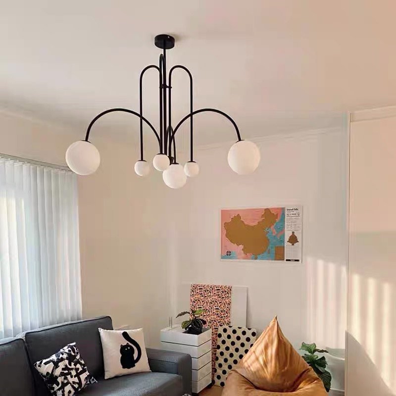 Czarna lampa wisząca Gran Finale w salonie