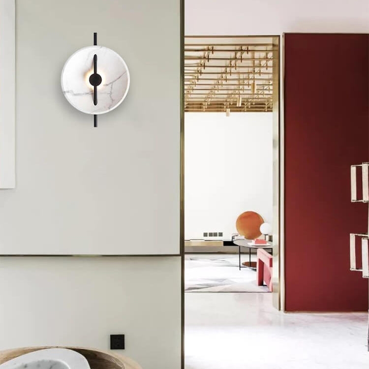 Lampa ścienna zainstalowana w lewym górnym rogu korytarza lub salonu