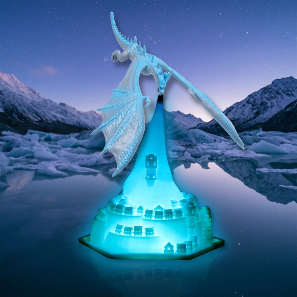Lampa niebieskiego lodowego smoka świecąca w scenie krajobrazu fantasy
