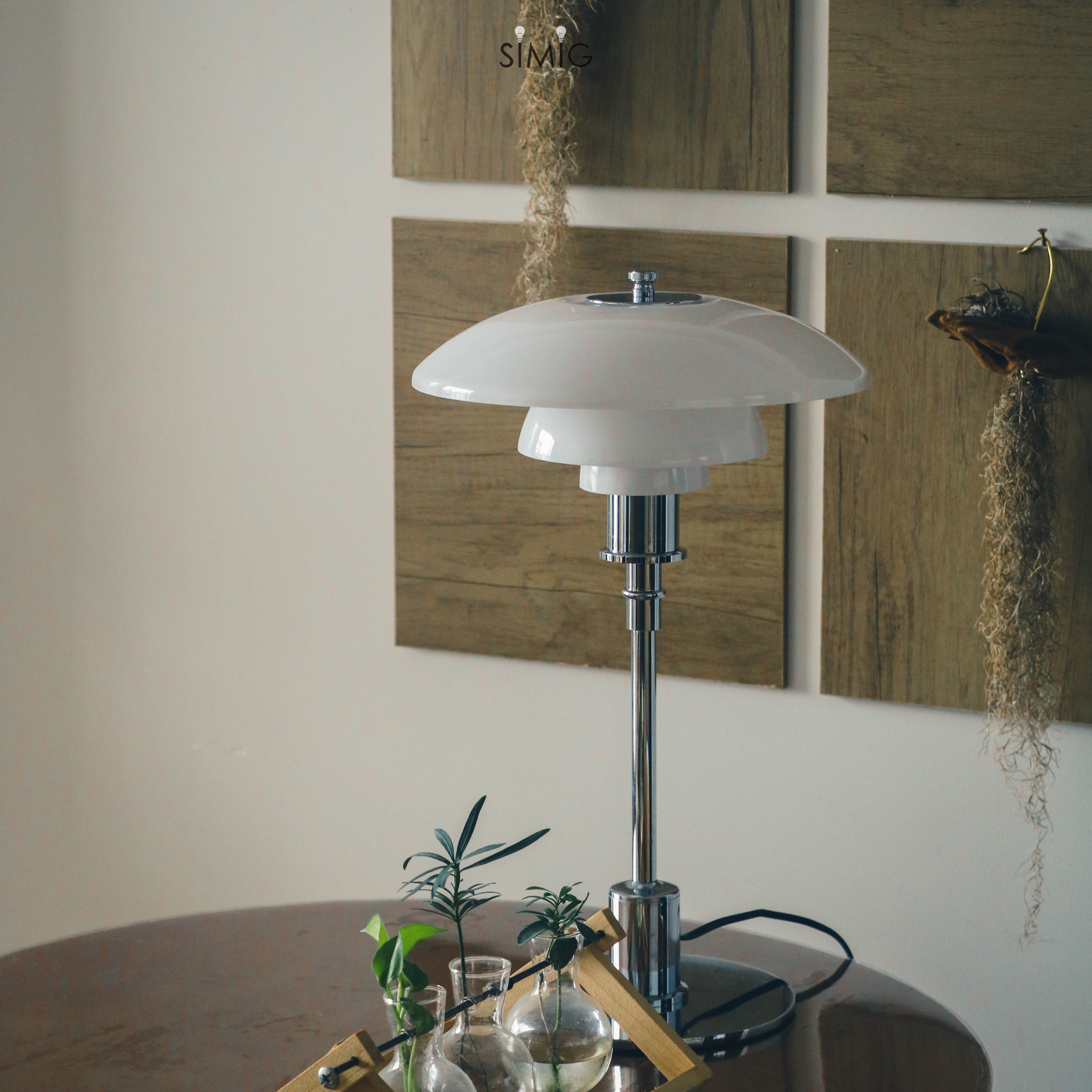 Lampa na stół w jasnym wnętrzu