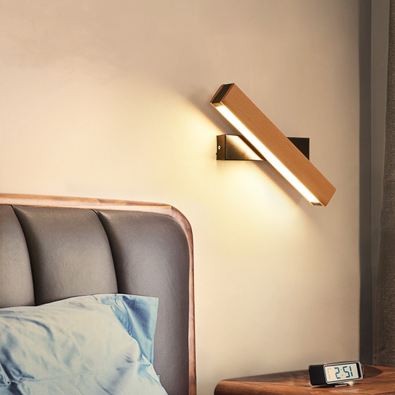 Verstellbare Wandleuchte über dem Bett in einem warmen Zimmer