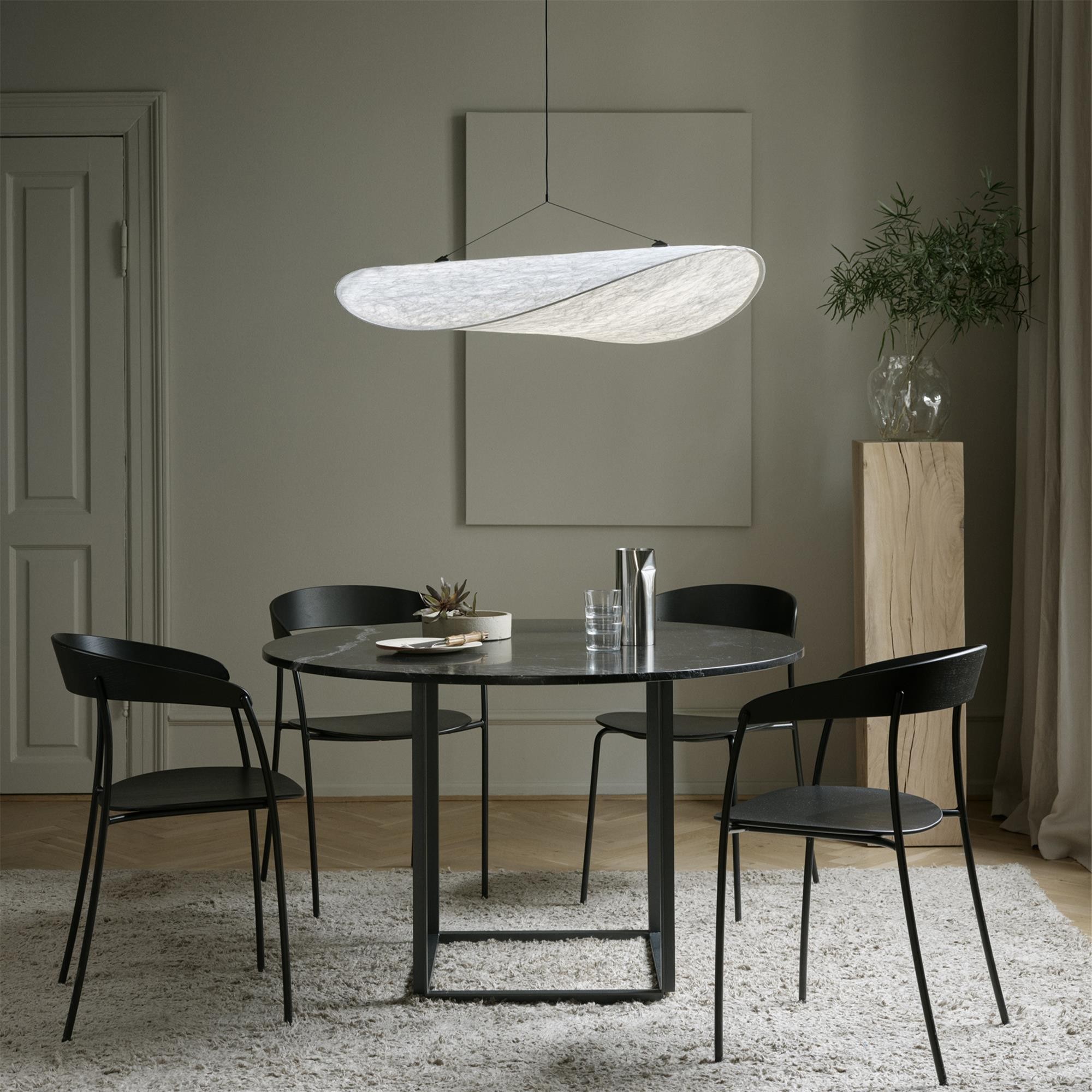 Podświetlana lampa w kształcie chmurki nad umeblowaną jadalnią