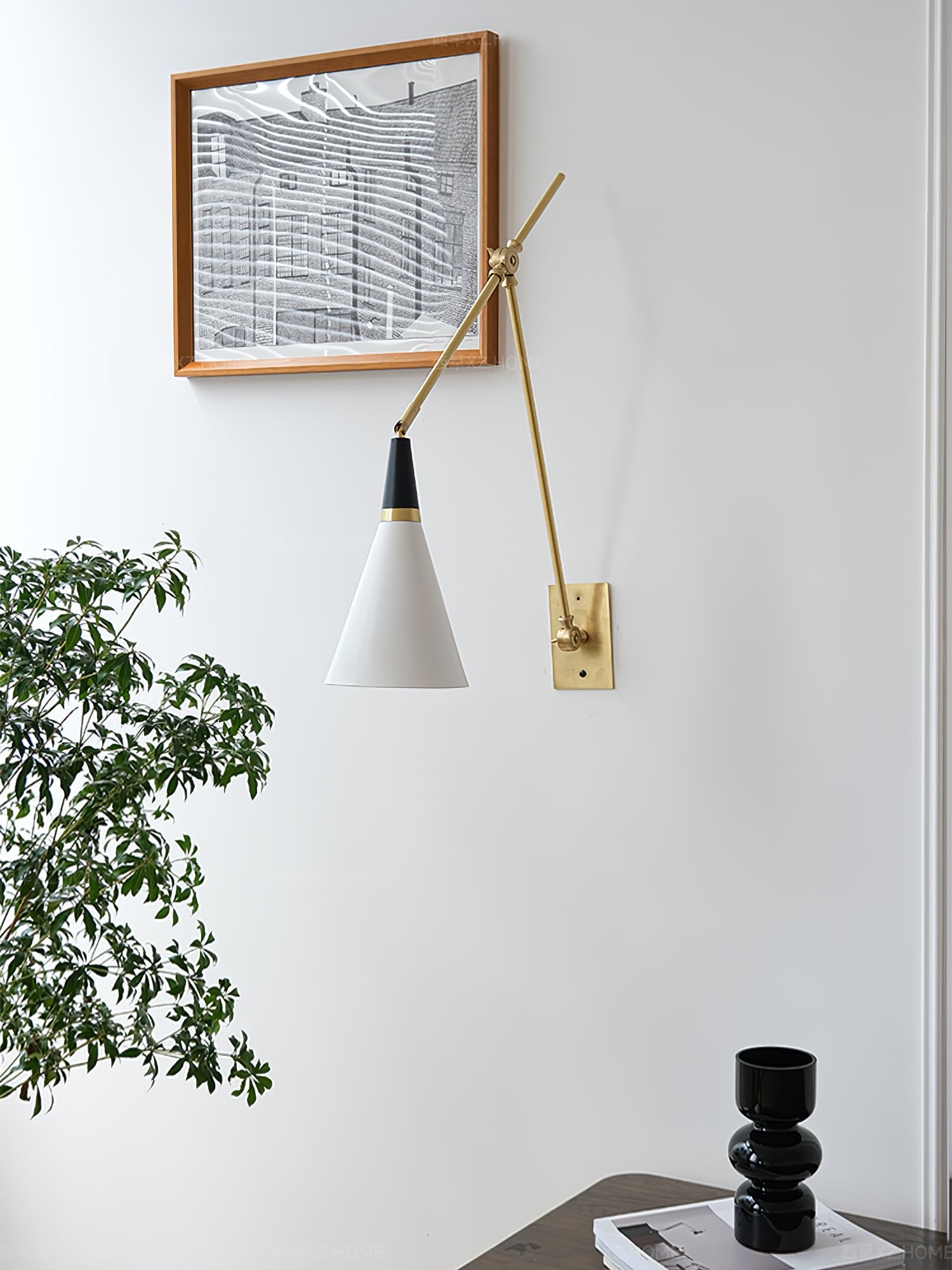 Lampada da parete installata in una stanza con proiezione moderata
