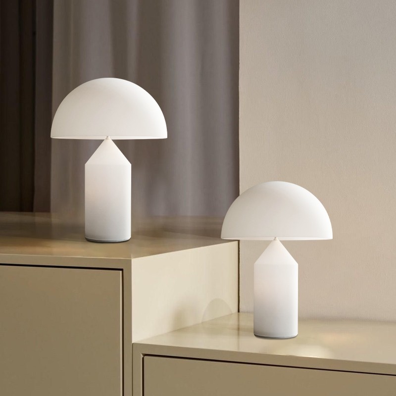 Dwie białe lampy stołowe w kształcie grzybka w pomieszczeniu