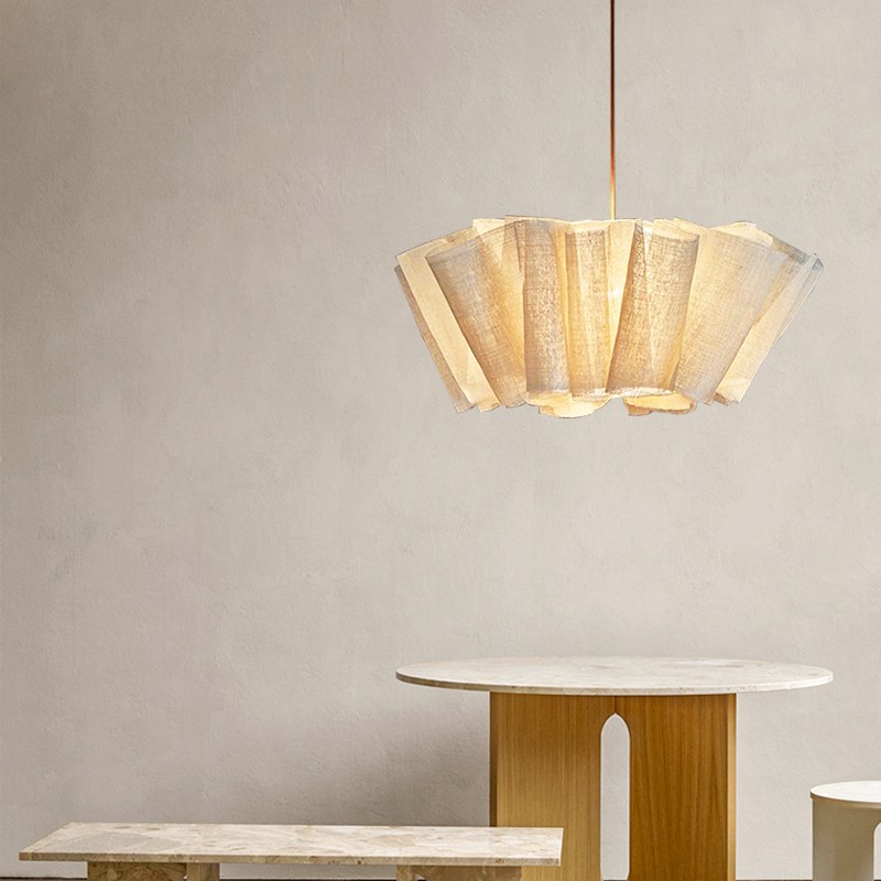 Escena interior minimalista con lámpara colgante sobre la mesa.