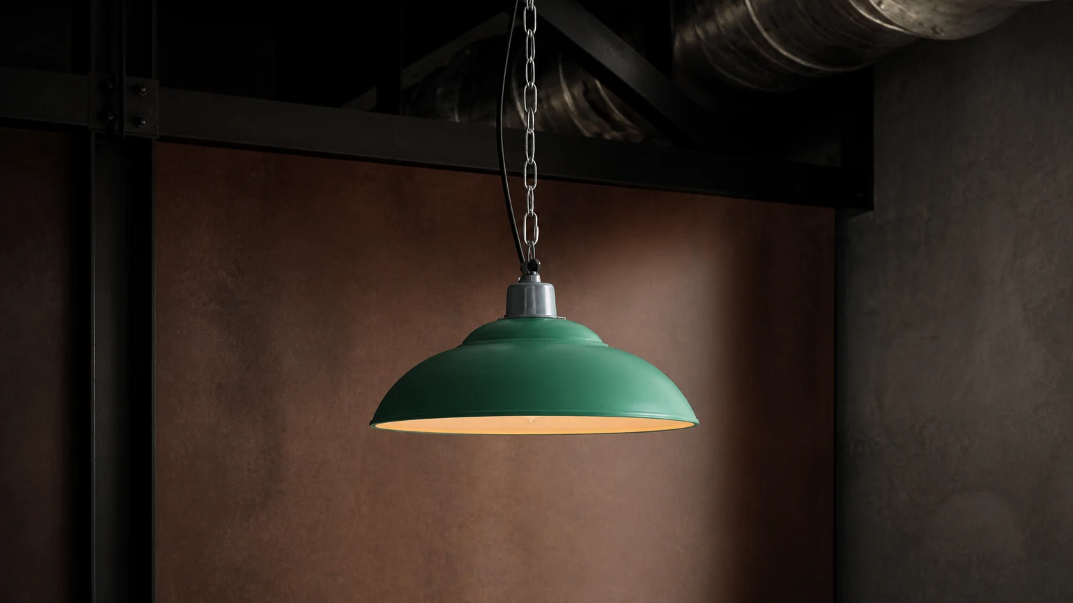 GREDD Industrie-Pendelleuchte in einem warmen Interieur