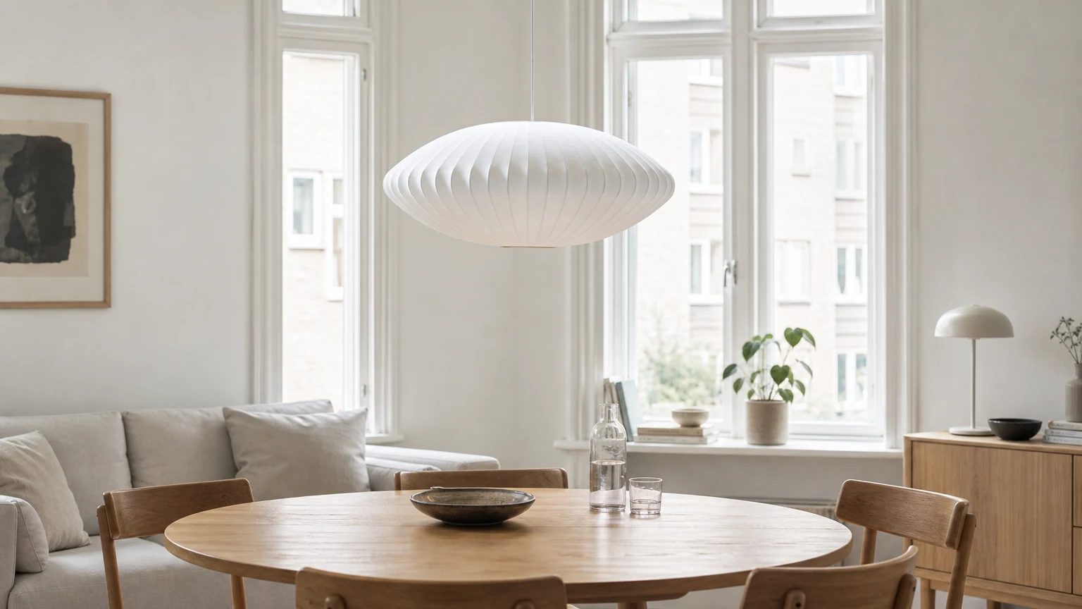 Skandynawska lampa wisząca w kształcie spodka w kształcie bańki w spokojnym otoczeniu salonu