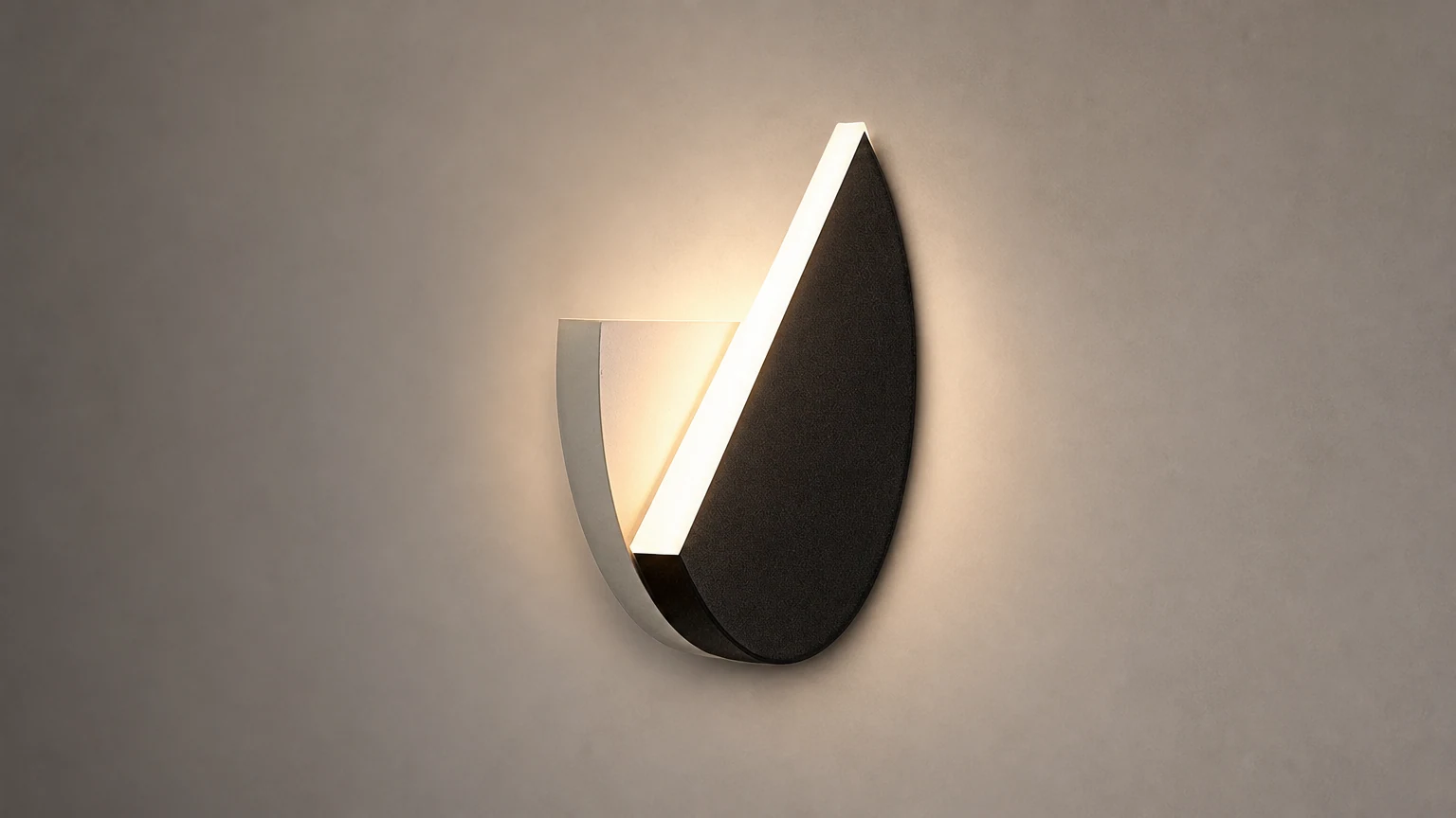 Die drehbare Wandleuchte Creative Eclipse im Schlafzimmer