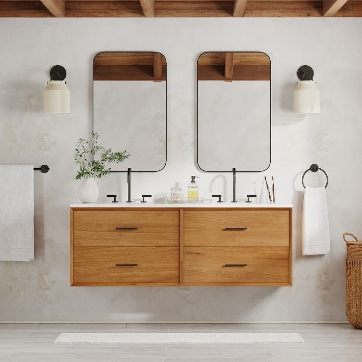 Apliques Hanton instalados junto a los espejos del baño.