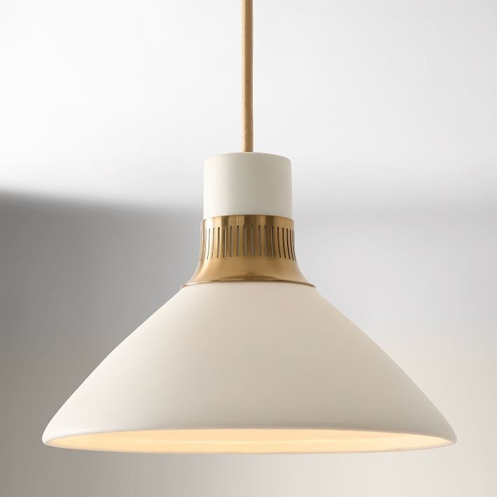 Primer plano de la pantalla de porcelana Calvor y su parte inferior iluminada.