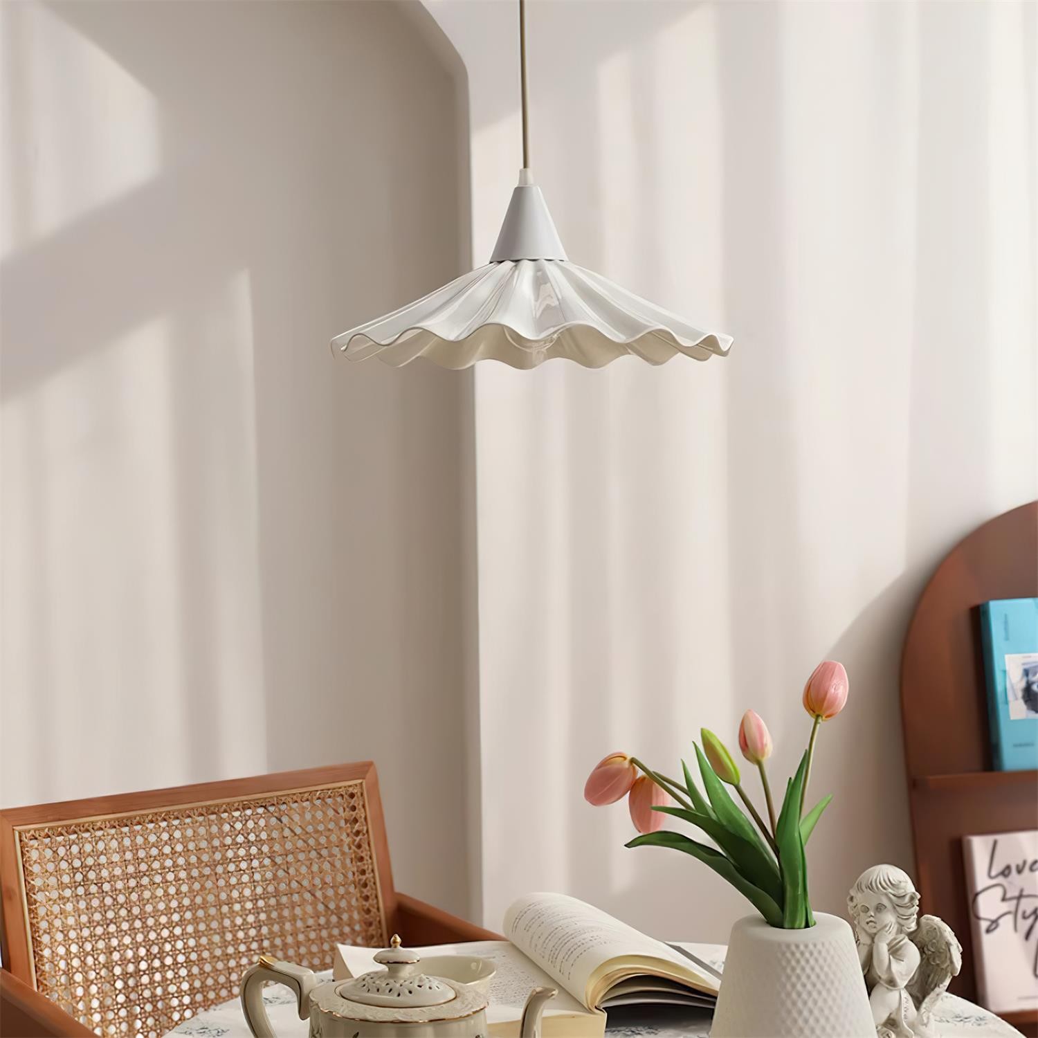 Eine Pendelleuchte mit Rüschen über einem dekorierten Tisch