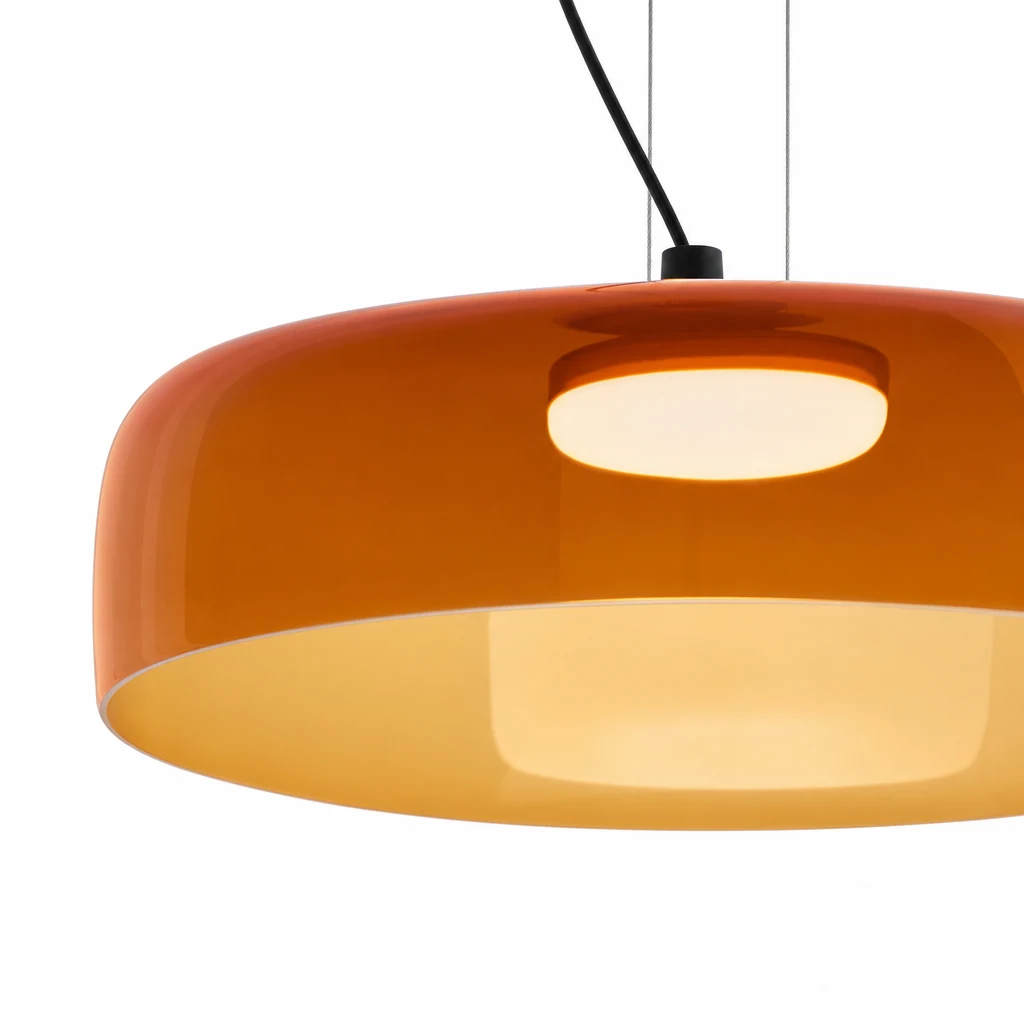 Zbliżenie na klosz i wykończenie szklanej lampy wiszącej Nordic Celestial