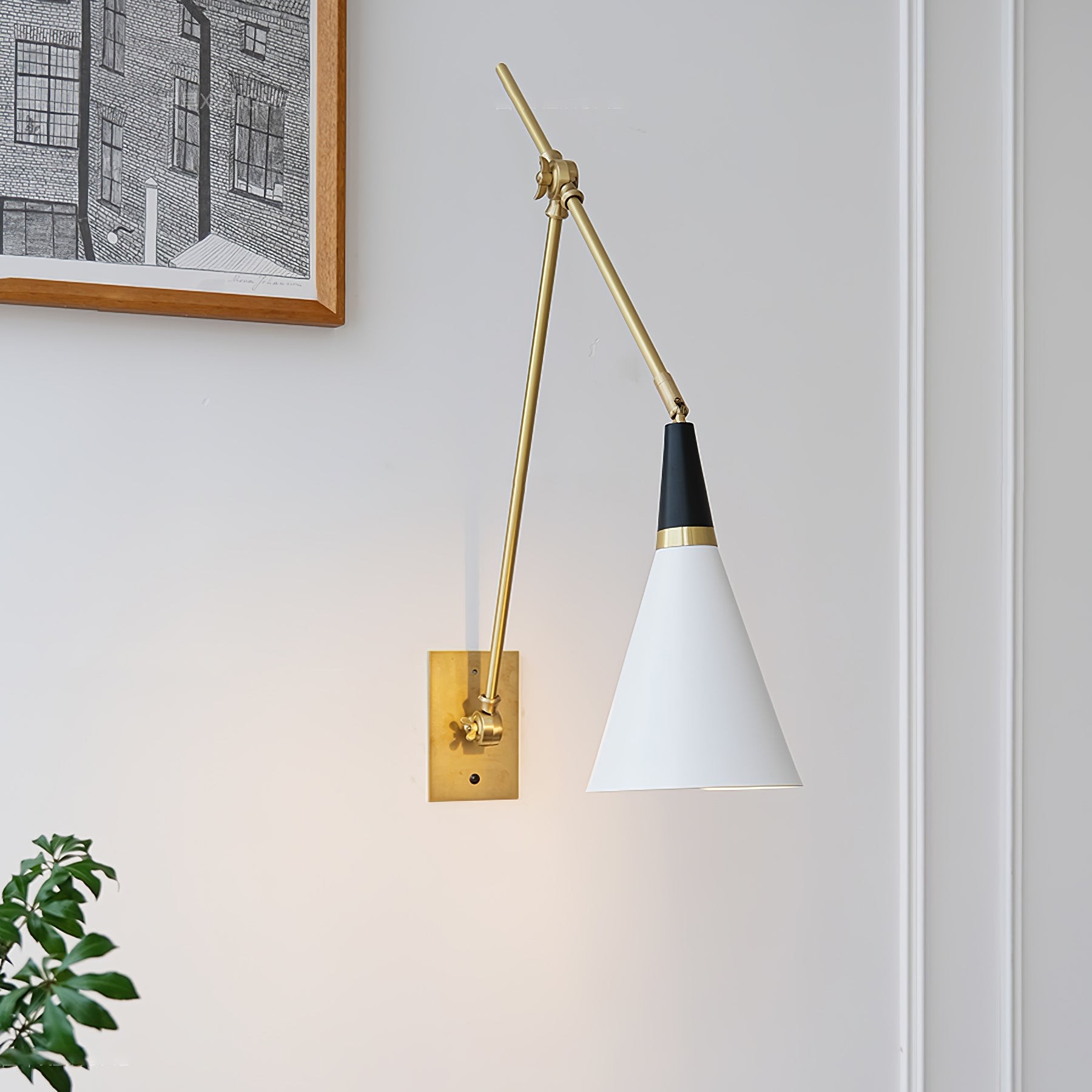 Lampada da parete regolabile in un interno decorato