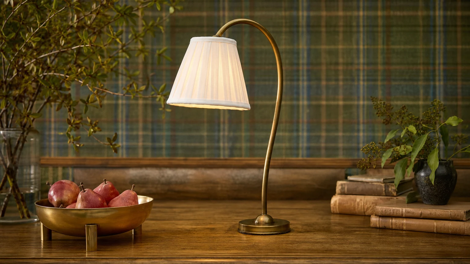 Mosiężna lampa stołowa Luvora w ciepłej scenie wiejskiego pokoju