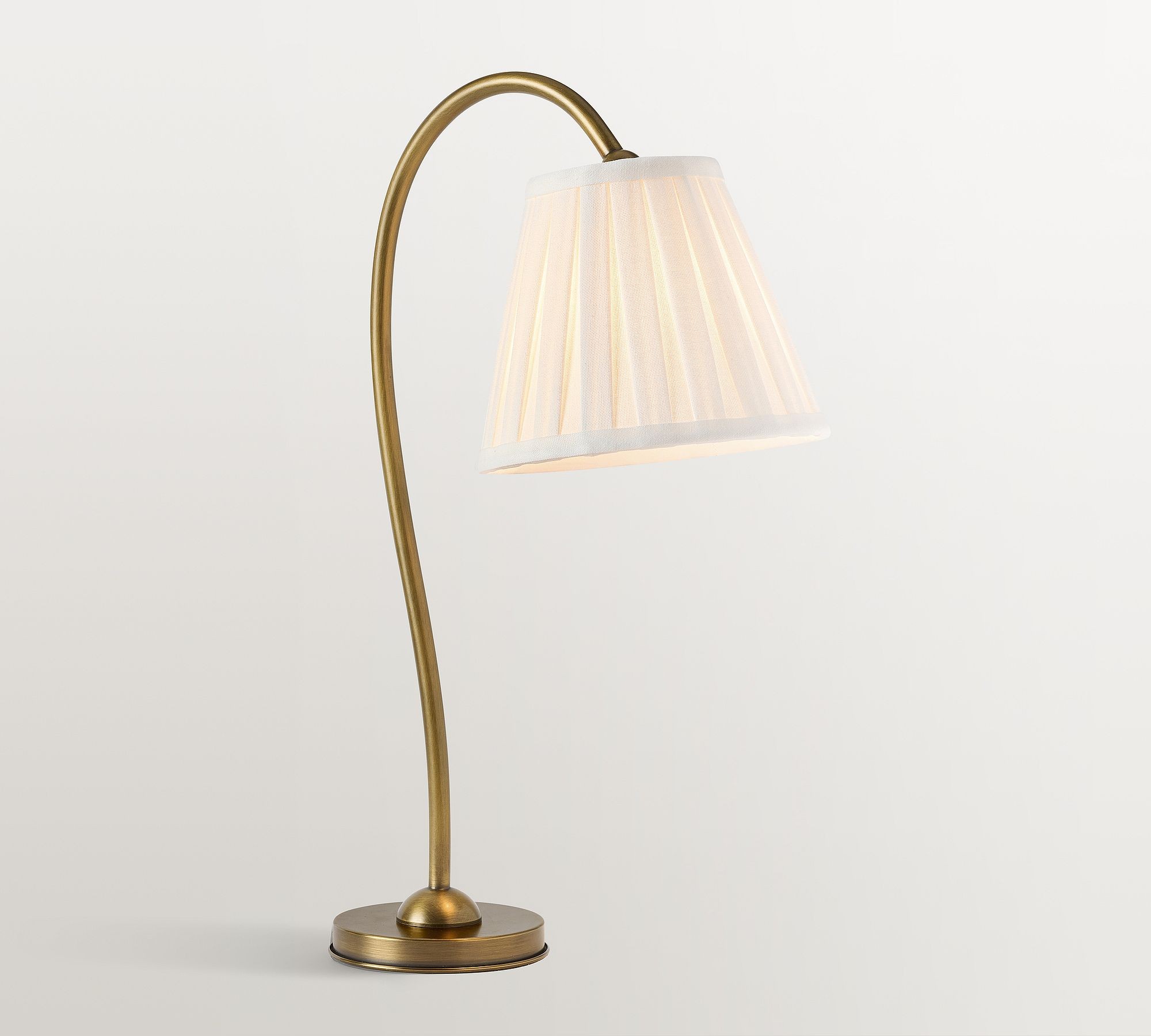 Lampa stołowa Luvora z mosiężnym wykończeniem na gładkim tle