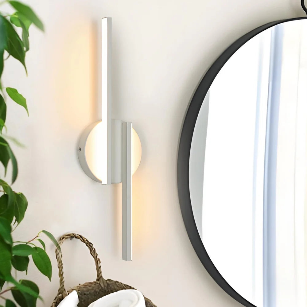 Aplique de pared vertical Bright White D788 instalado junto a un espejo.