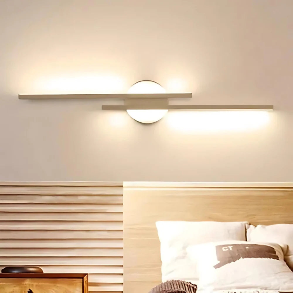 Aplique de pared horizontal D788 de color blanco brillante instalado encima de una cama.