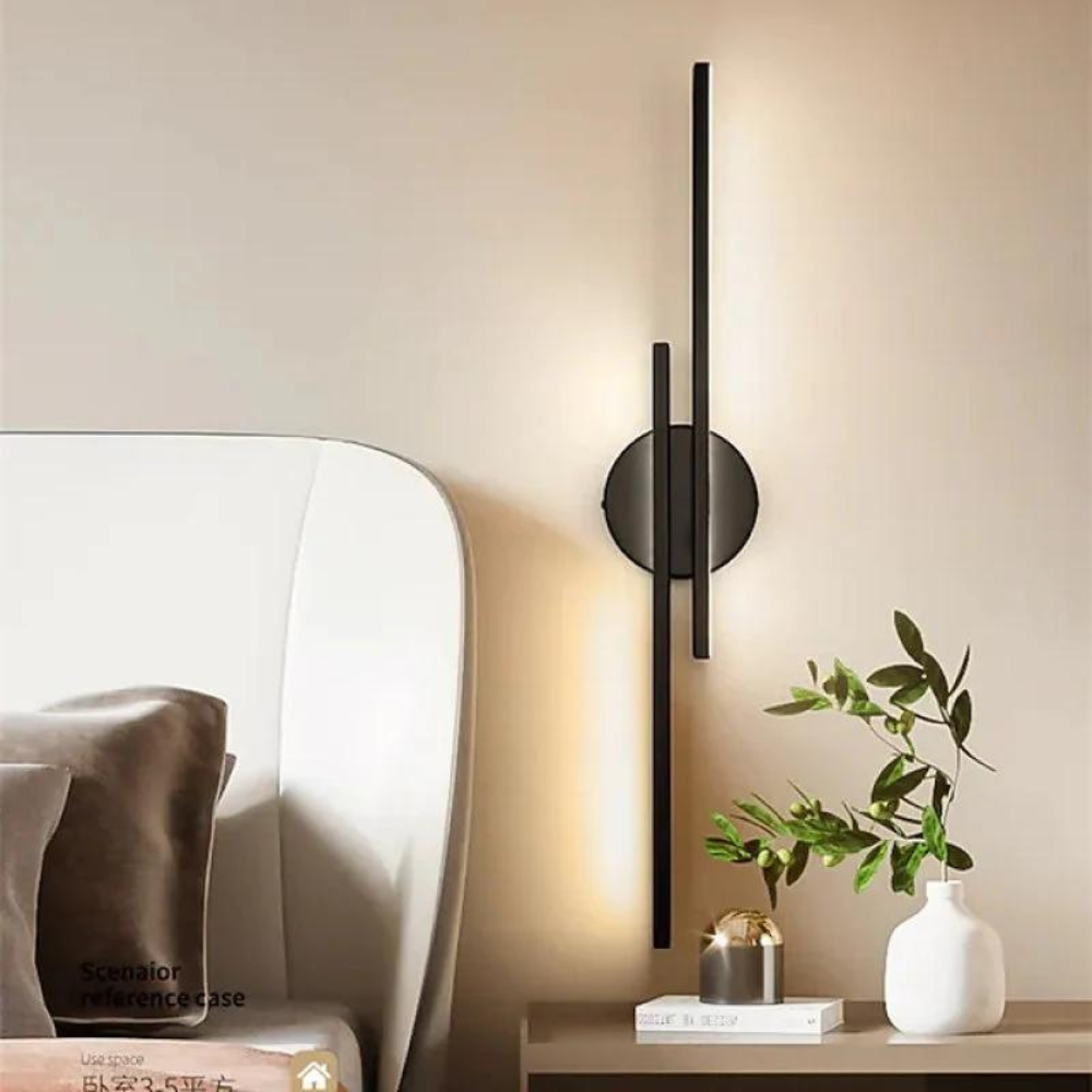 Aplique de pared vertical negro D788 en una escena junto a la cama.