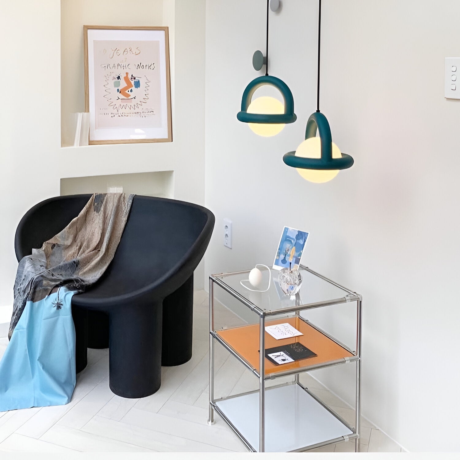 Dwie lampy wiszące Nordic Cory w kompaktowej części wypoczynkowej