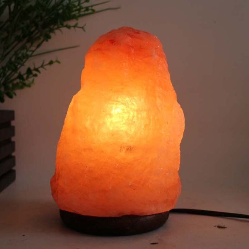 Lampada di sale dell'Himalaya accesa con cavo di alimentazione a vista