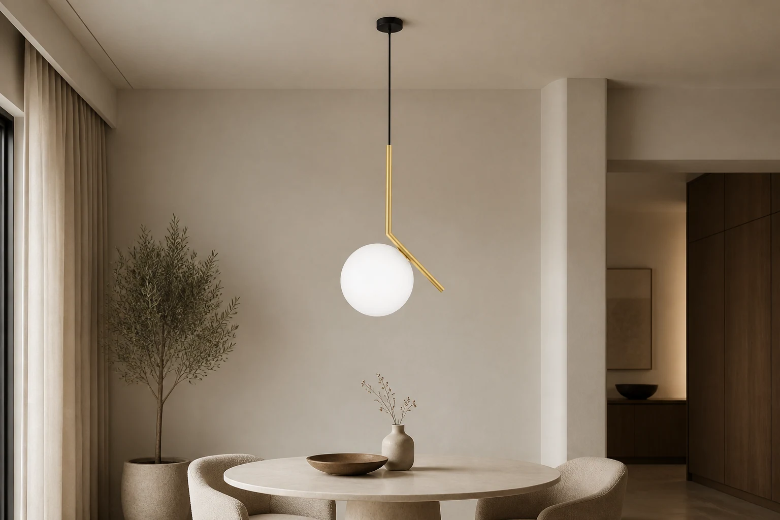 Lampa wisząca ze szklanych kulek w stylowym wnętrzu