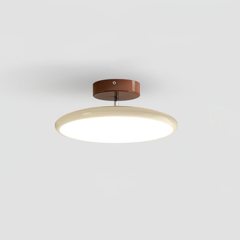 Vista angular del producto que muestra el perfil de techo bajo de la lámpara de techo de disco ajustable moderna M367.