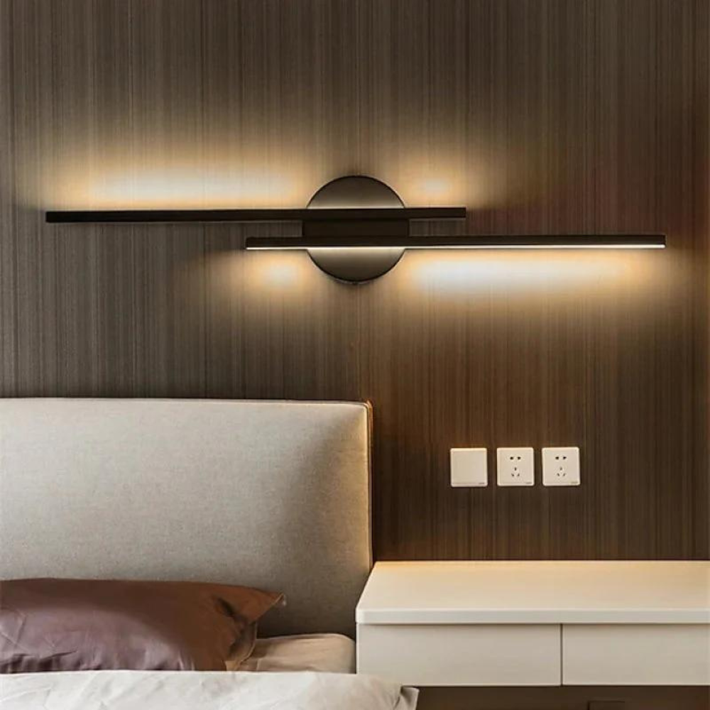 Aplique de pared horizontal negro D788 sobre una cama