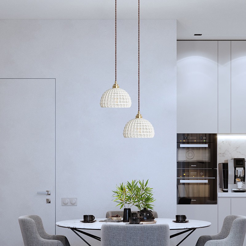 Ceramiczna lampa wisząca z koszem kwiatów nad stołem w jadalni
