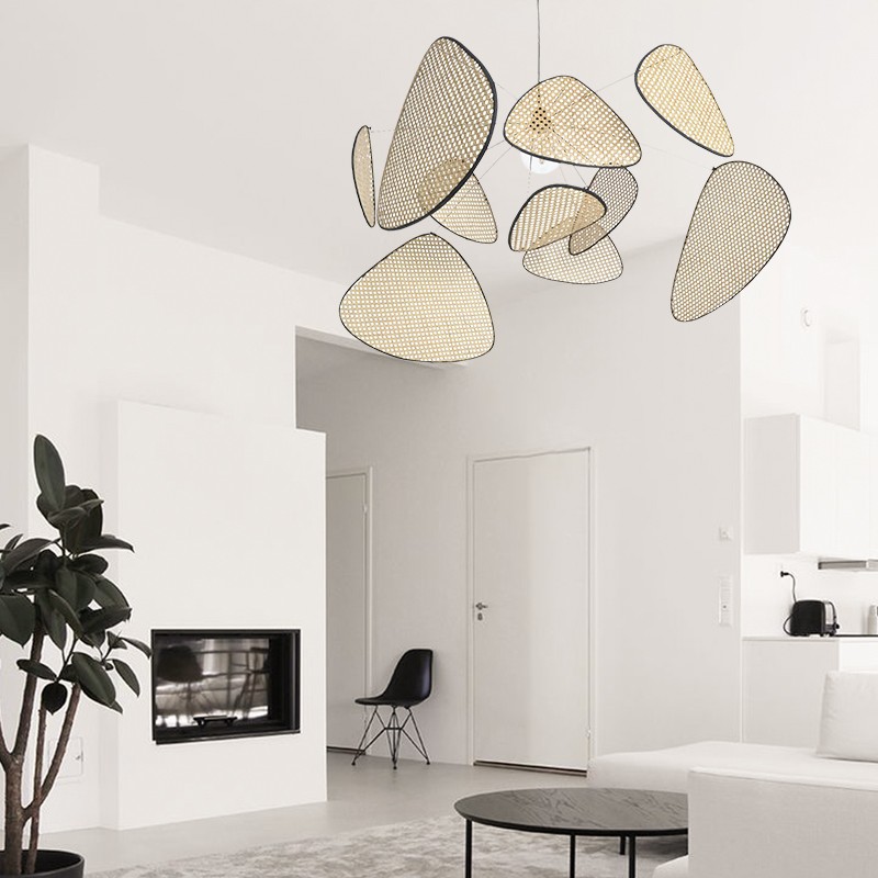 Rattanowa lampa wisząca w minimalistycznym salonie