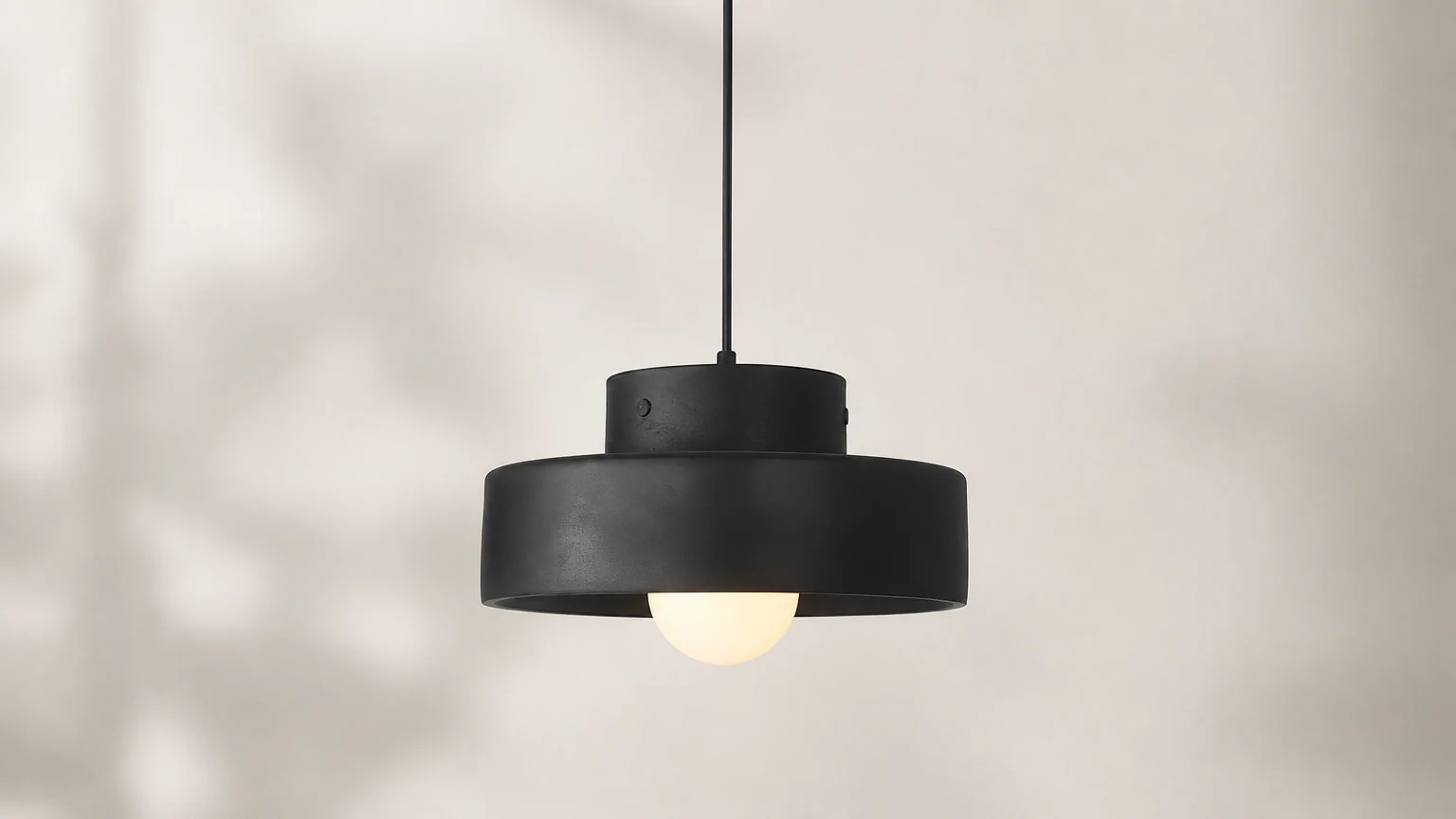 Lámpara colgante clásica tradicional M402 mostrada en un ambiente interior cálido.