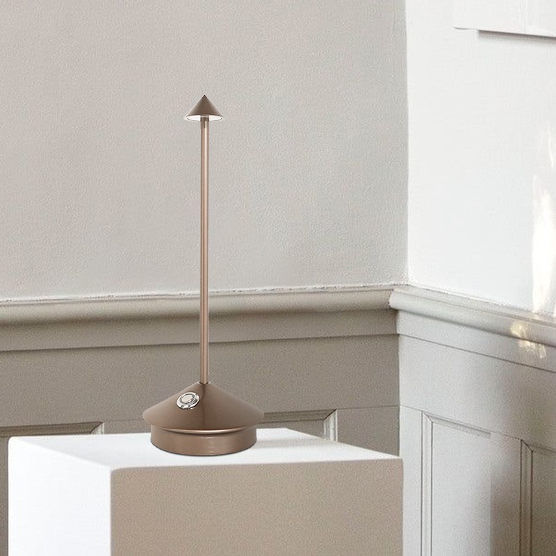 Lampa Pina wyeksponowana na białym postumencie