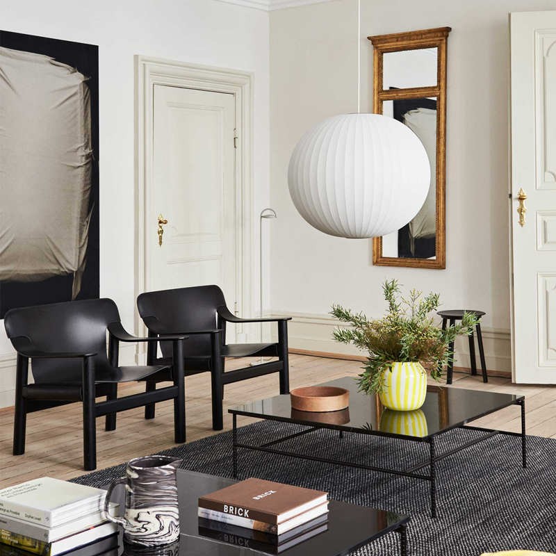 Lampa wisząca Bubble nad częścią wypoczynkową w salonie