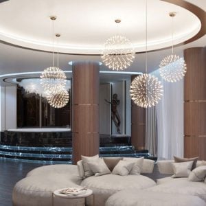 Diverse lampade a sospensione a forma di palla da fuoco in un ambiente lounge.