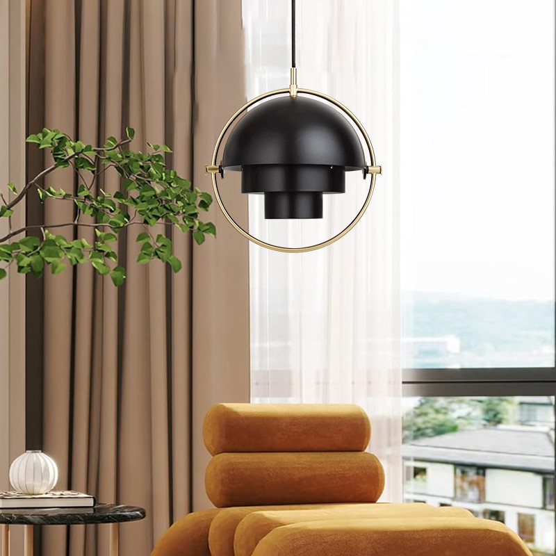Czarna lampa wisząca w kontekście salonu i jadalni