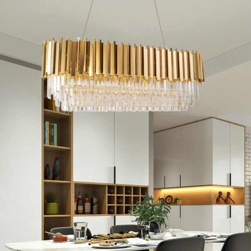 Lámpara de araña de cristal K9 de lujo en el interior de una cocina-comedor.