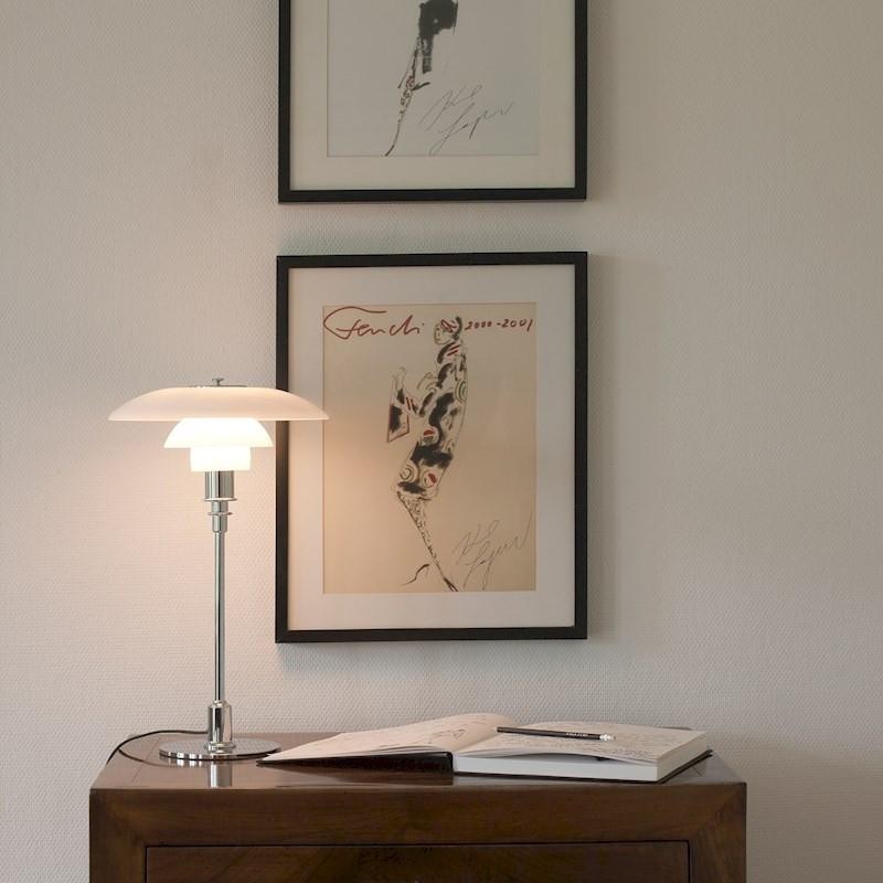Zapalona lampa na szafce z grafiką ścienną