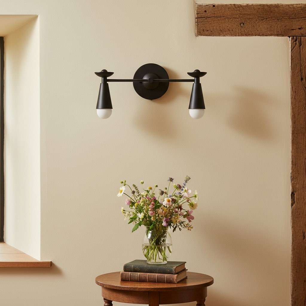 Applique murale Pyralis noire au-dessus d'une petite table avec des fleurs