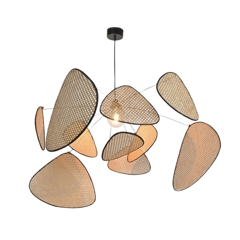 Rattanowa lampa wisząca w stylu vintage. Widok produktu