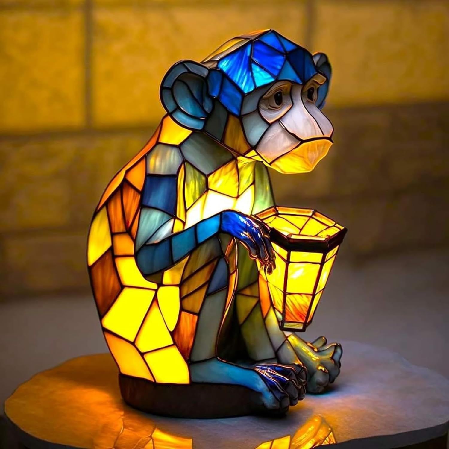 Lampe de table en résine représentant un singe, éclairée sur une table