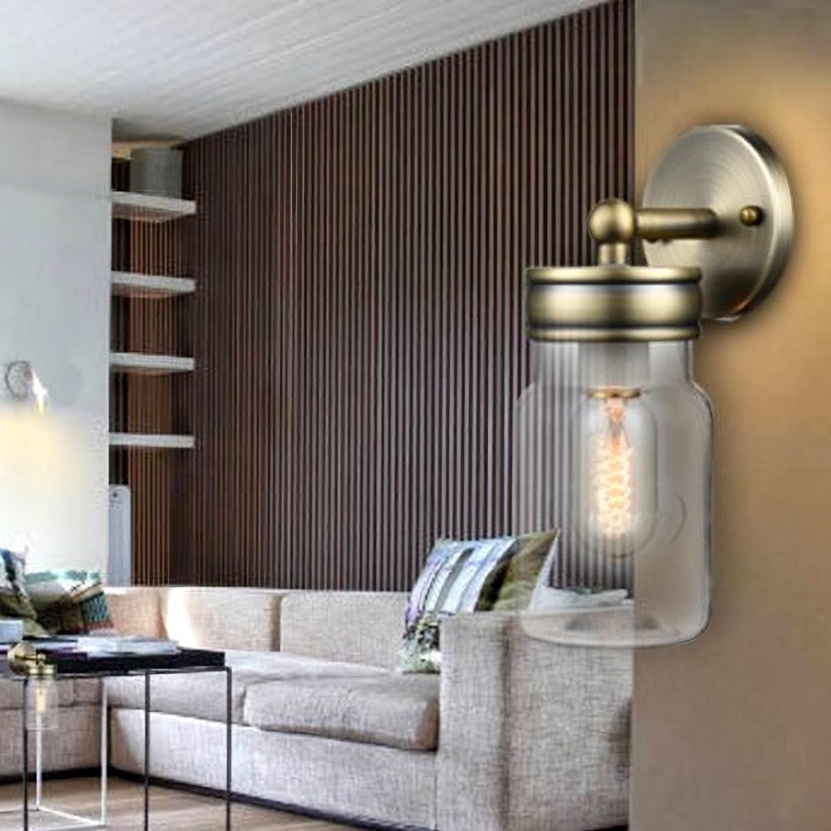 Szklany kinkiet MASON oświetlający salon