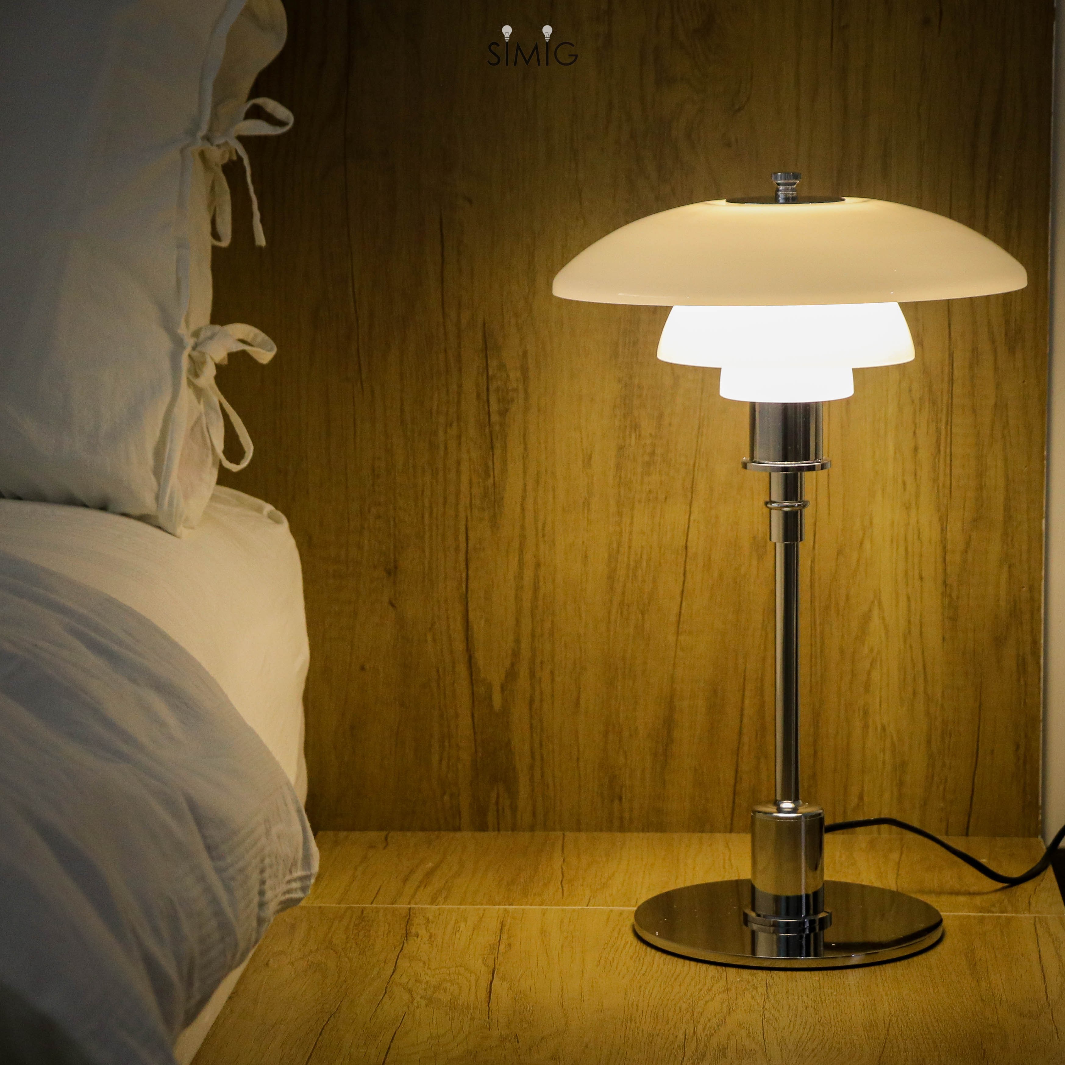Zapalona lampka na stoliku nocnym