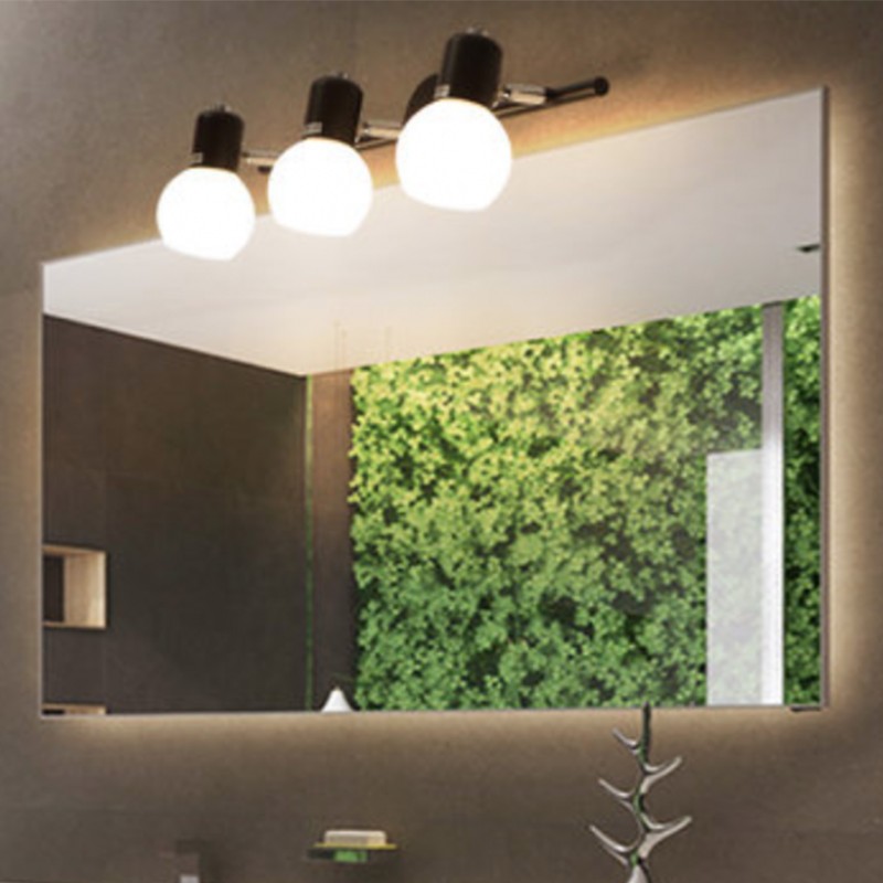 Applique da parete a tre luci BERTULA, da posizionare sopra lo specchio del bagno.