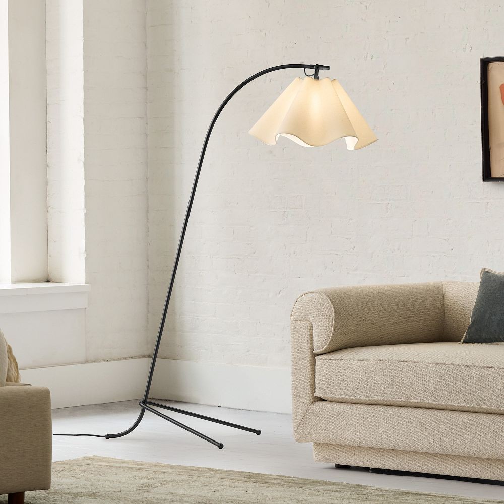 Svart golvlampa med Oslan-skärm och vågig skärm i vardagsrumsstil