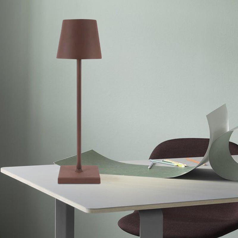 Lámpara de mesa recargable S11 en un entorno de escritorio minimalista.