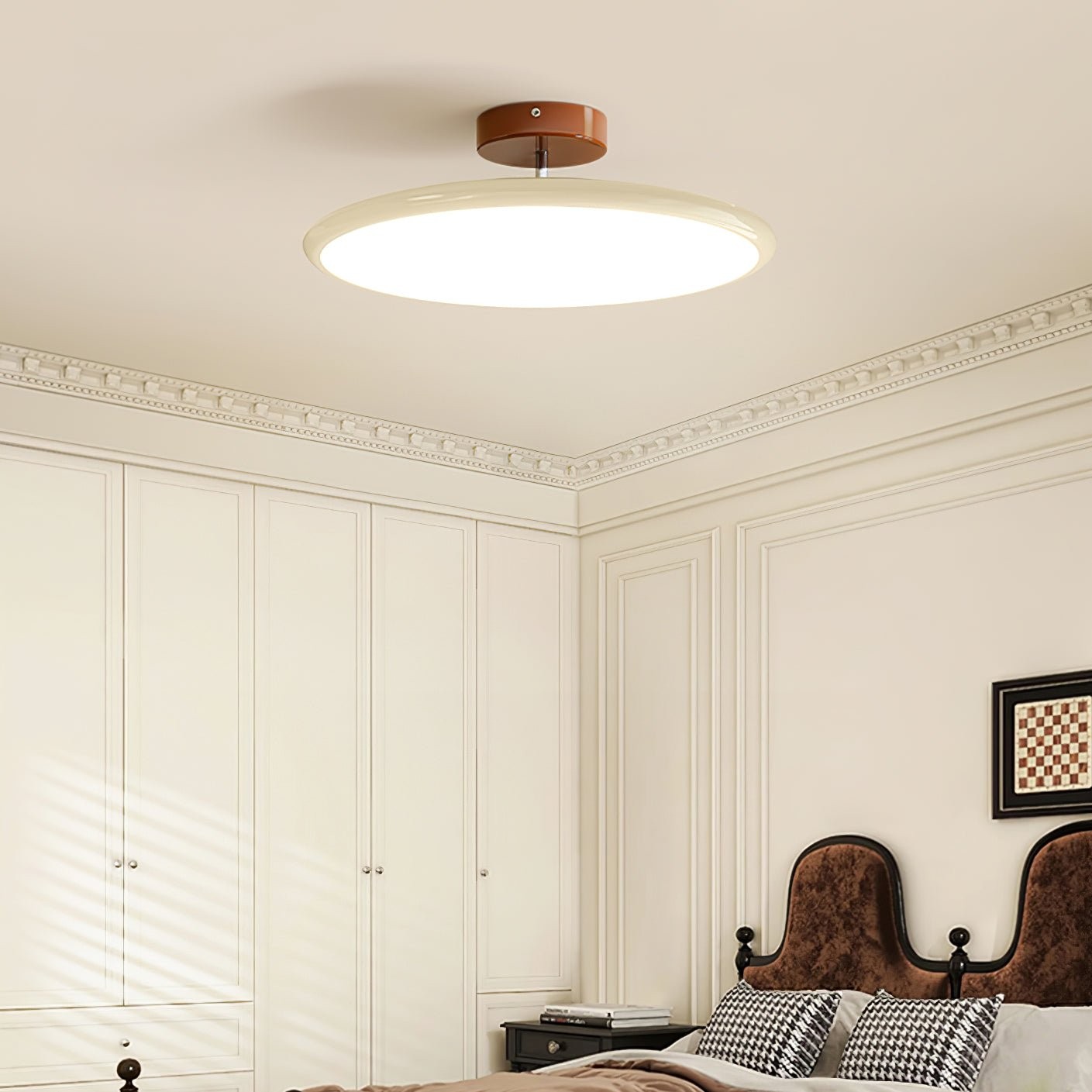 Lámpara de techo moderna de disco ajustable M367 sobre una cama
