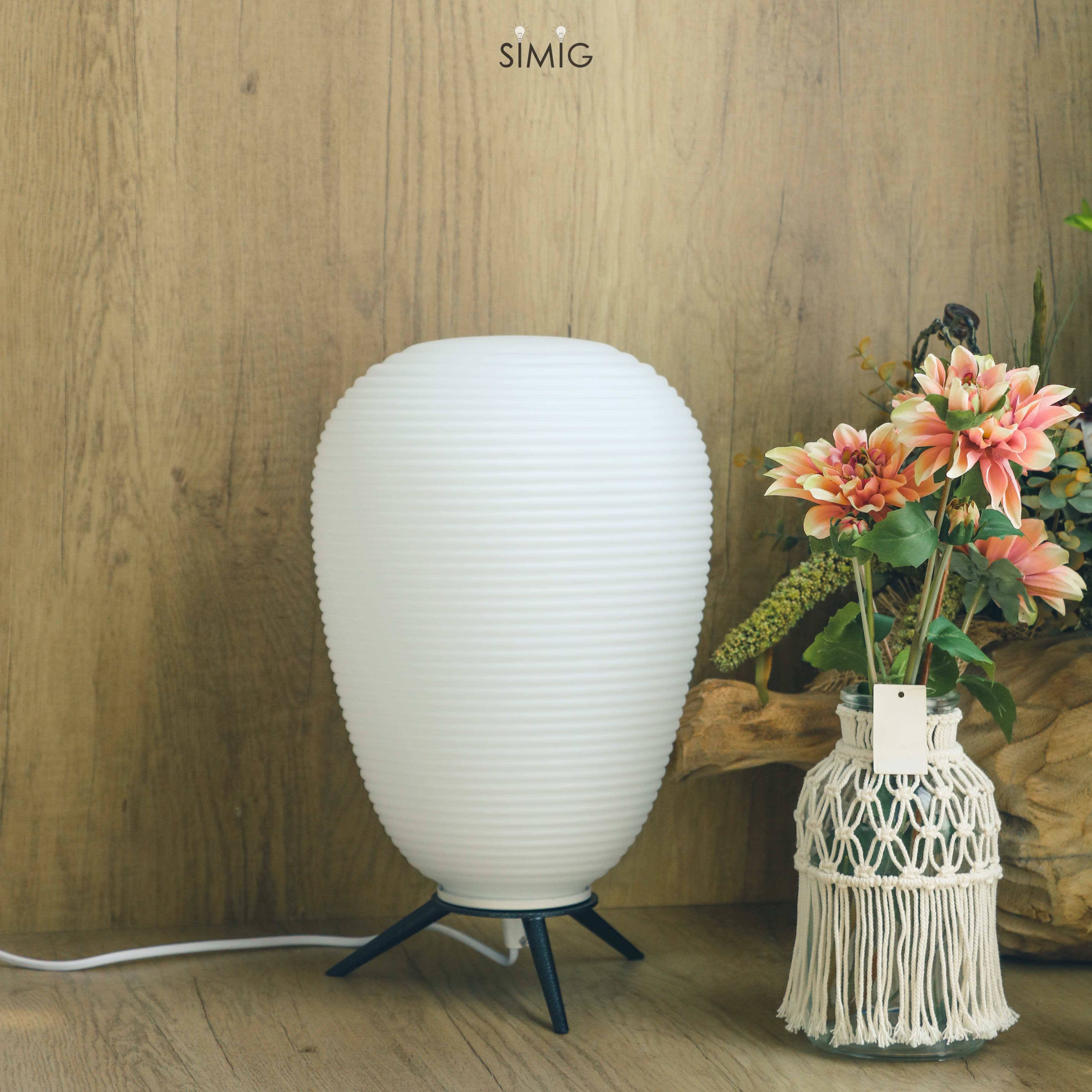 Lampada su superficie in legno con vaso