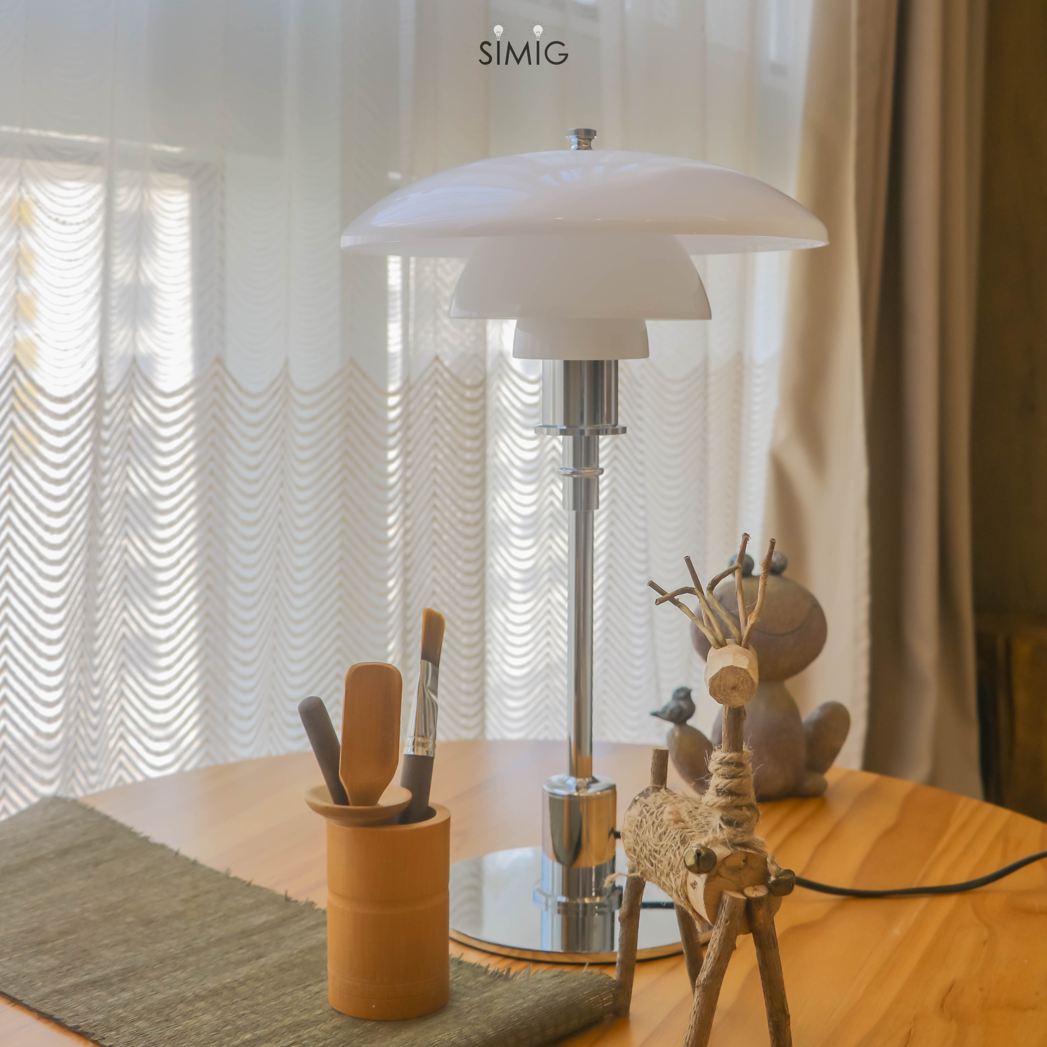 Lampa na stole z zasłonami i akcesoriami
